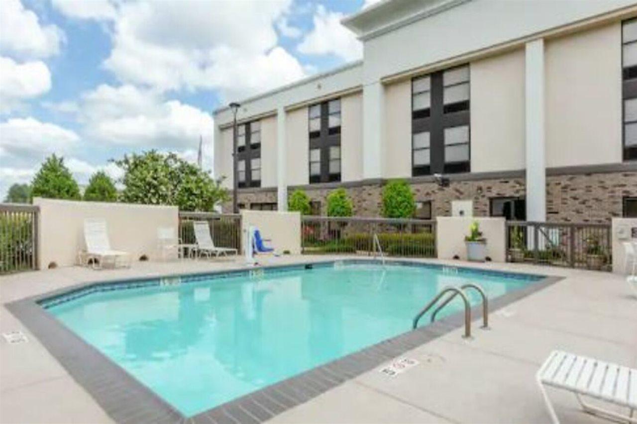 Hampton Inn Брукхейвен Экстерьер фото