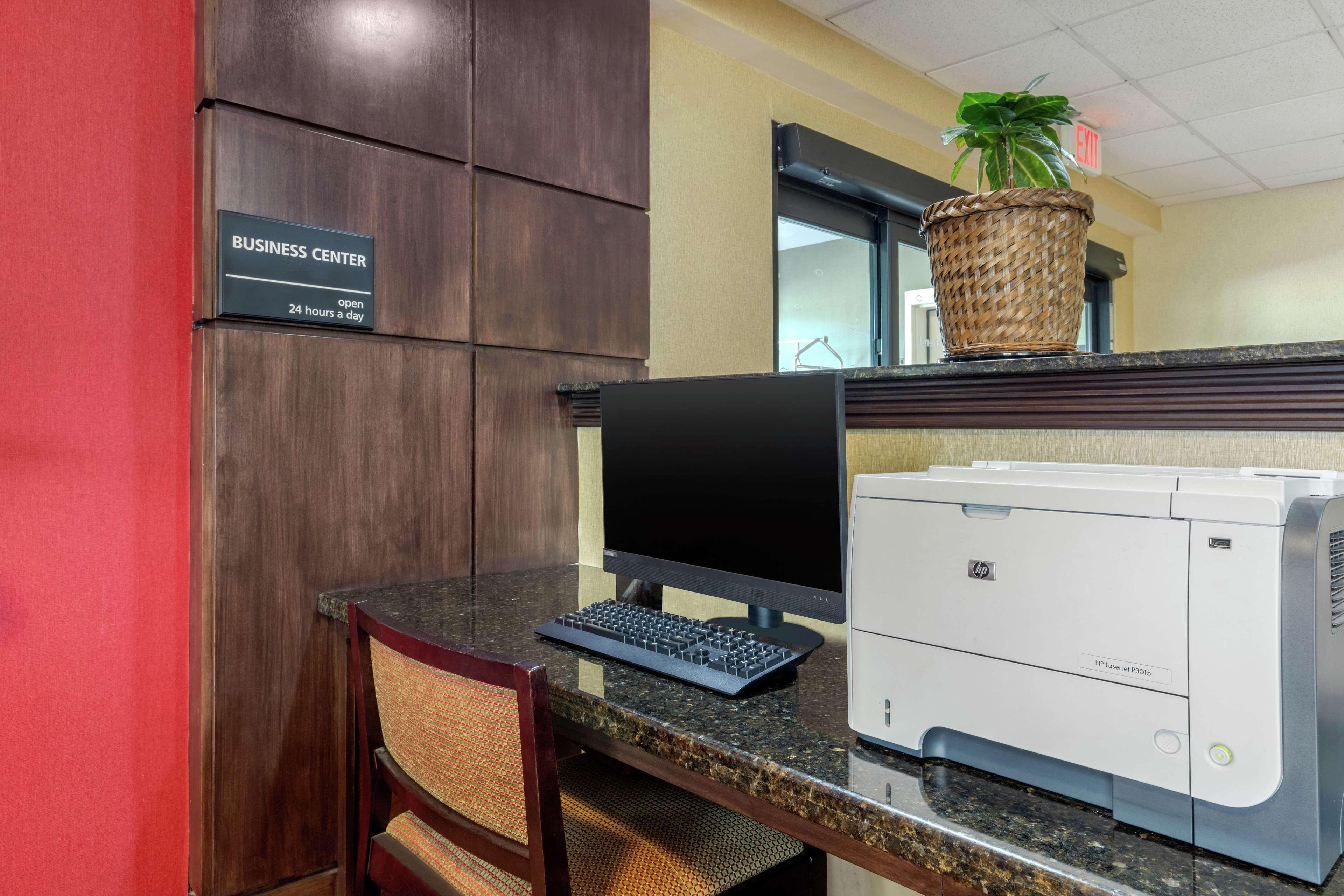 Hampton Inn Брукхейвен Экстерьер фото