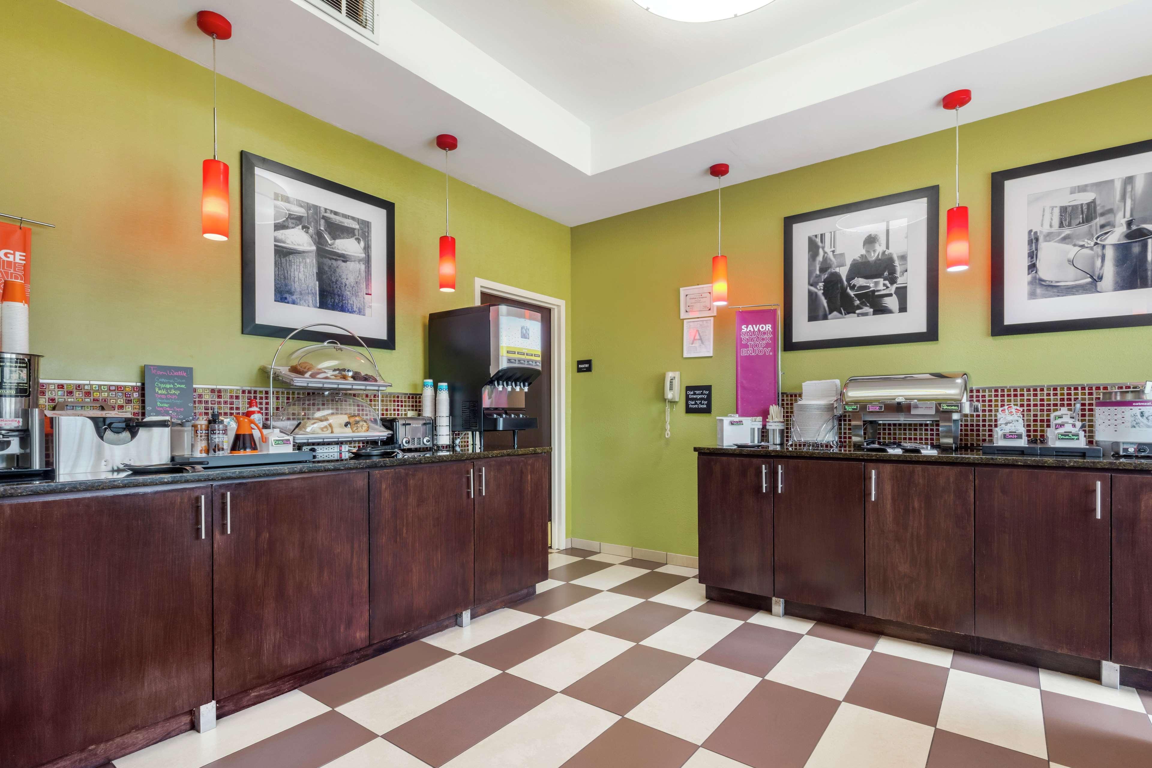 Hampton Inn Брукхейвен Экстерьер фото