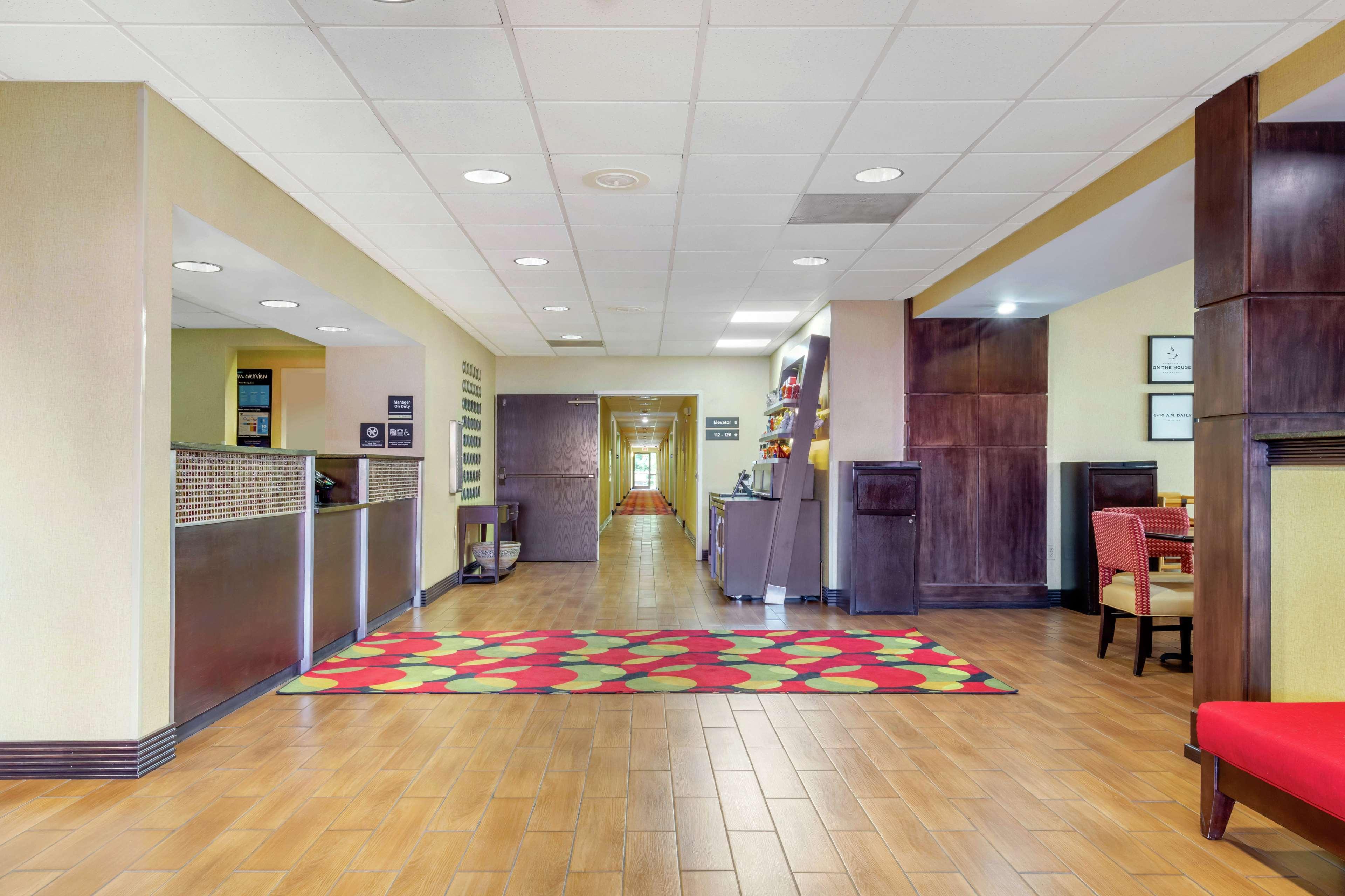 Hampton Inn Брукхейвен Экстерьер фото