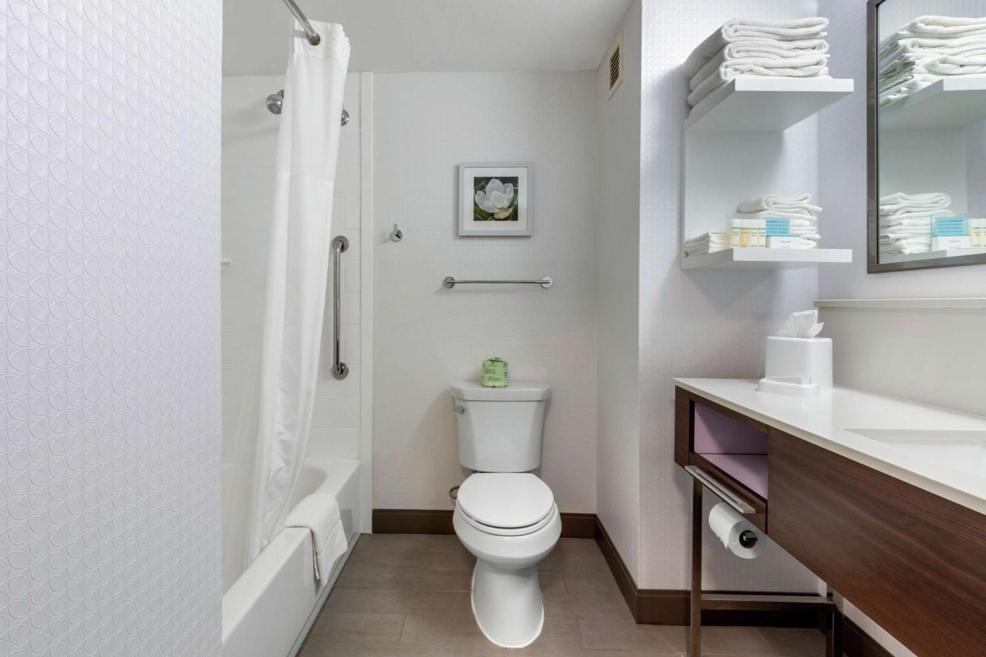 Hampton Inn Брукхейвен Экстерьер фото