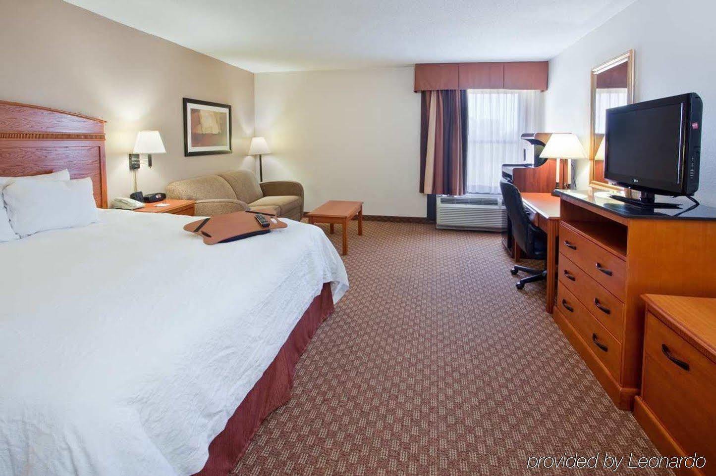 Hampton Inn Брукхейвен Экстерьер фото